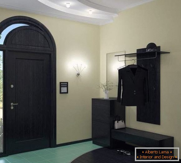 Mobilă neagră într-un design modern al holului într-o casă privată