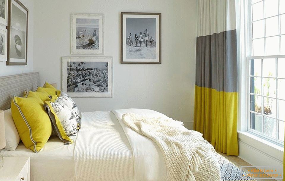 Perdelele din interiorul dormitorului, în combinație de culoare gri alb și mustar