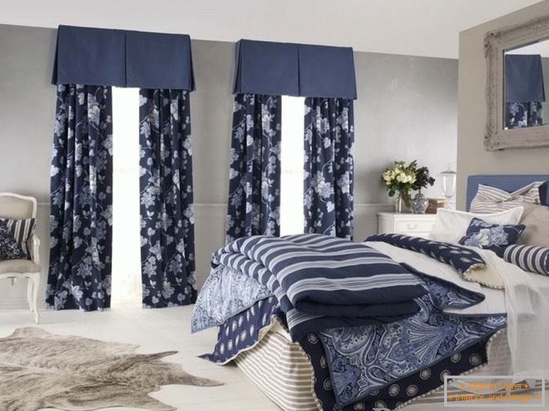 Combinația dintre culoarea perdelelor și a materialelor textile în dormitor