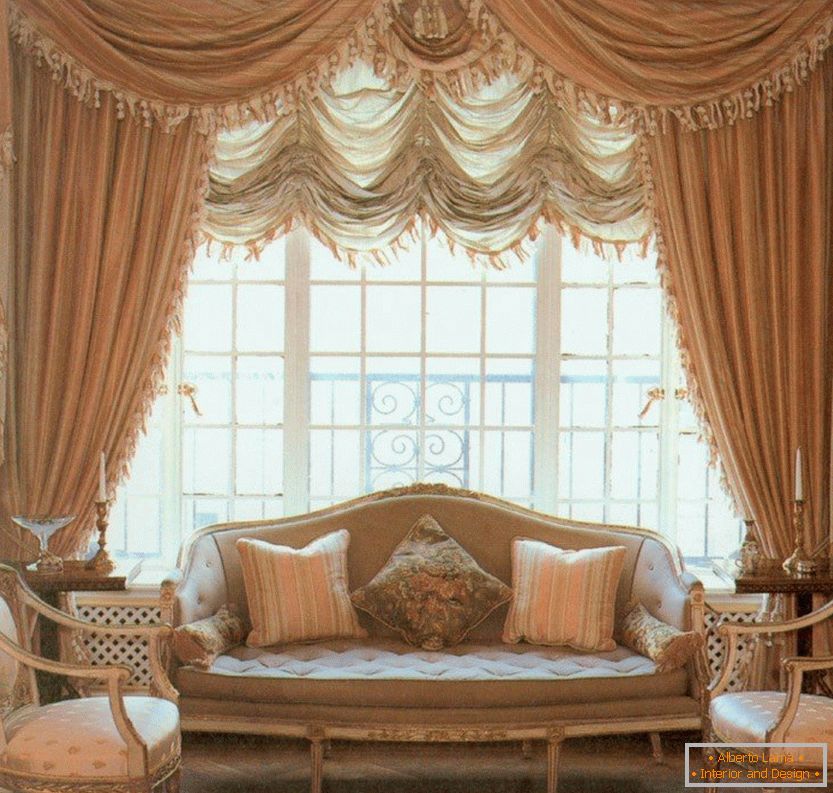 Interior cu perdele șic și o canapea