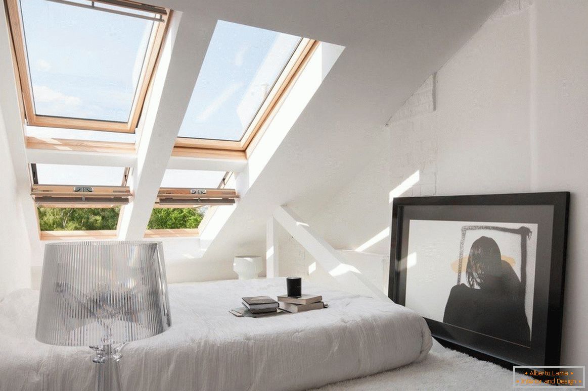 Dormitor confortabil cu ferestre pe pantă