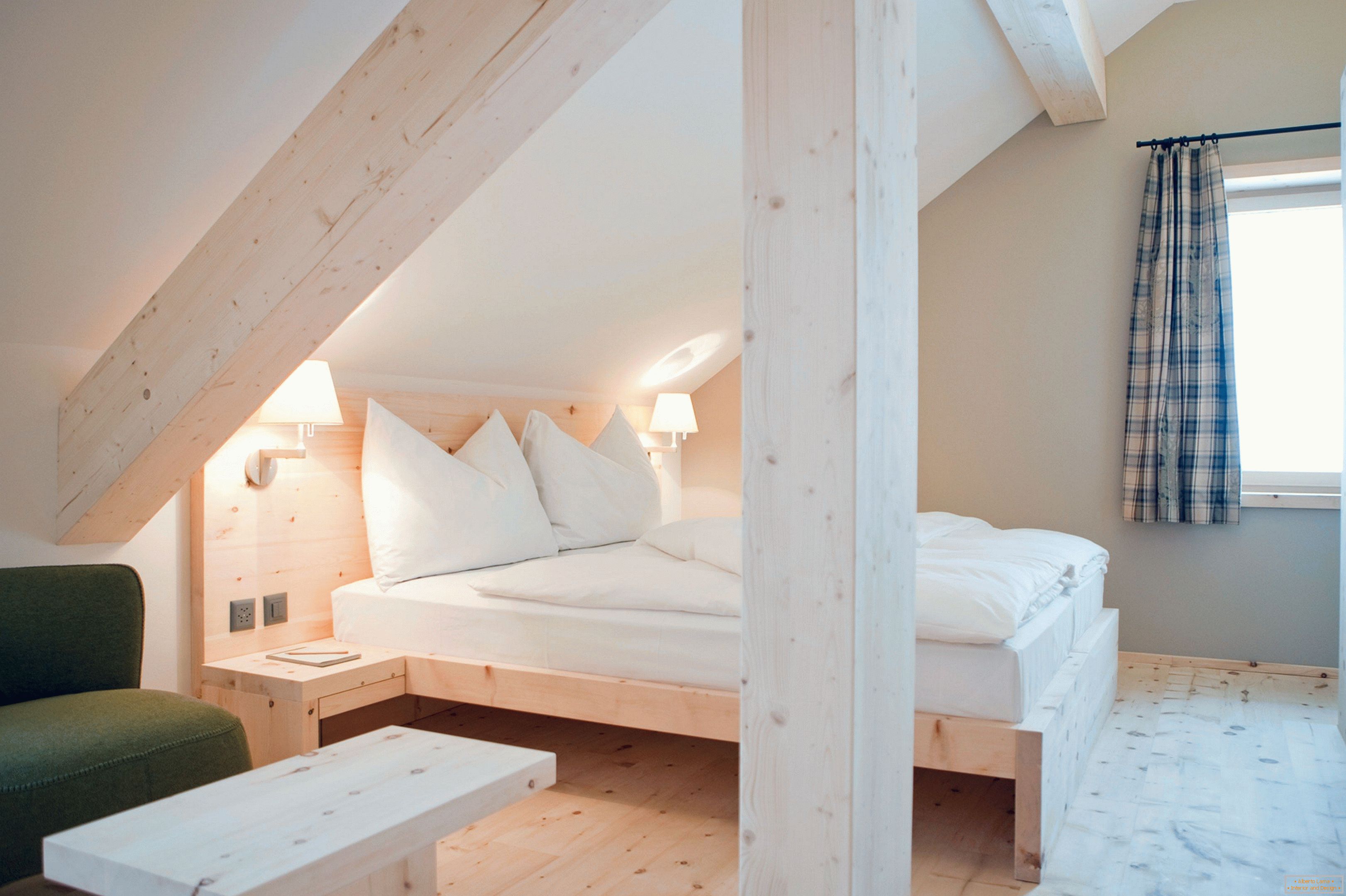 Dormitor ecologic cu ornamente din lemn