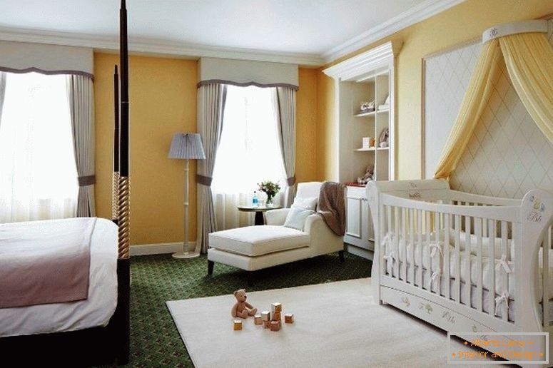 Un dormitor spațios pentru părinți cu un copil