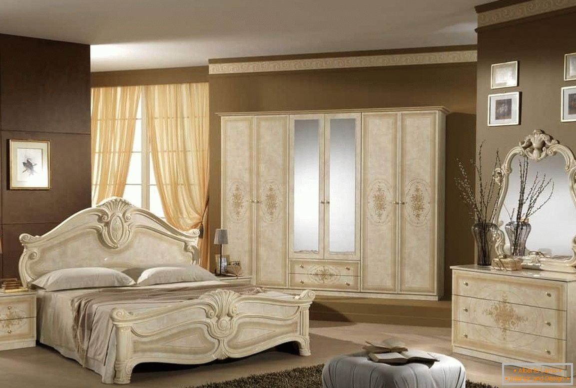 Designul clasic al dormitorului - mobilier bej și pereți maro