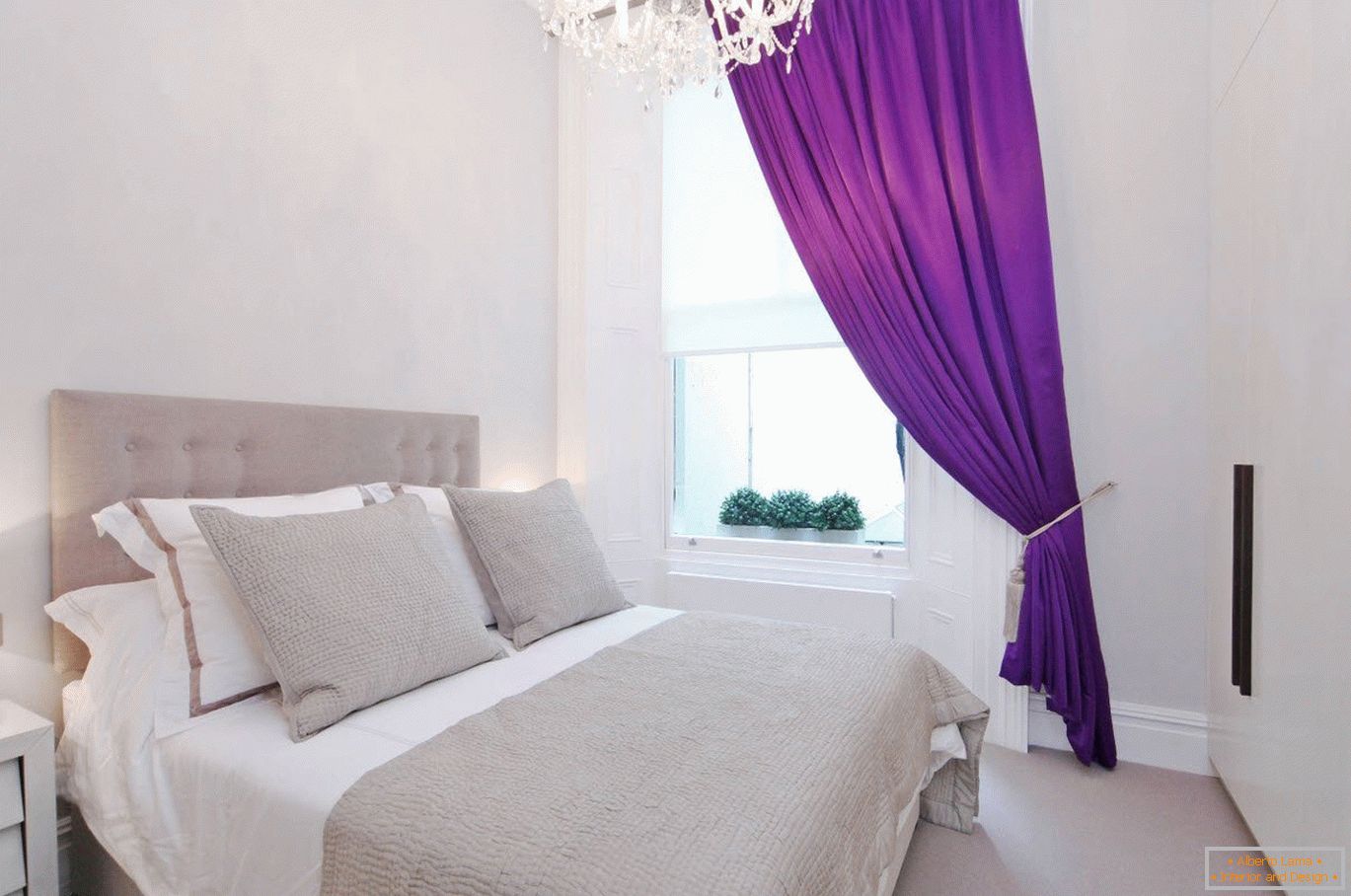 Purple perdele în interiorul alb al dormitorului