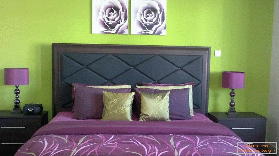 Pereți verzi verzi și materiale purpurii în dormitor