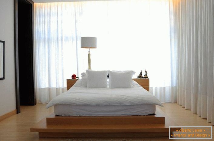 Patul se aseamănă cu un pat mare de pene moale, care se află pe un podium de lemn. Perdelele din țesătură moale, translucidă, fac atmosfera în cameră romantică și relaxantă. 