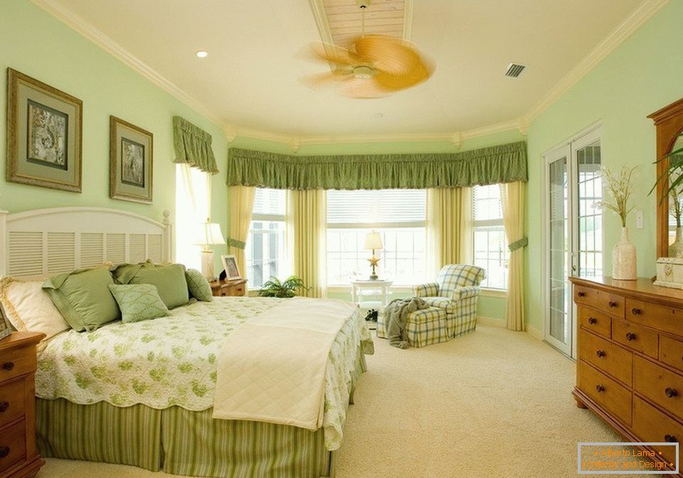 Interiorul unui dormitor spațios în culori verzi