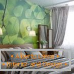 Dormitor cu tapet verde