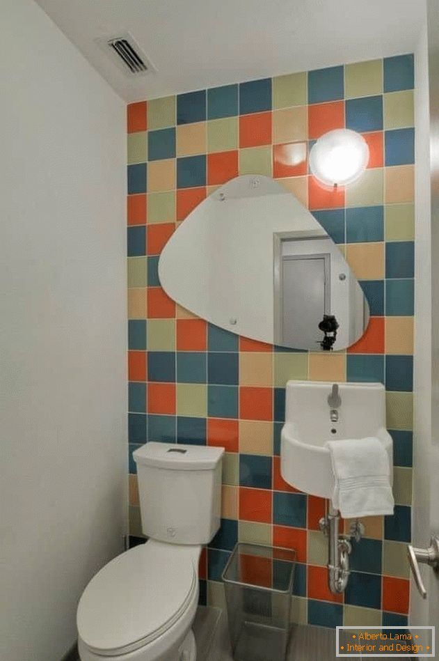 Toaletă mică cu gresie lustruită și pereți vopsite