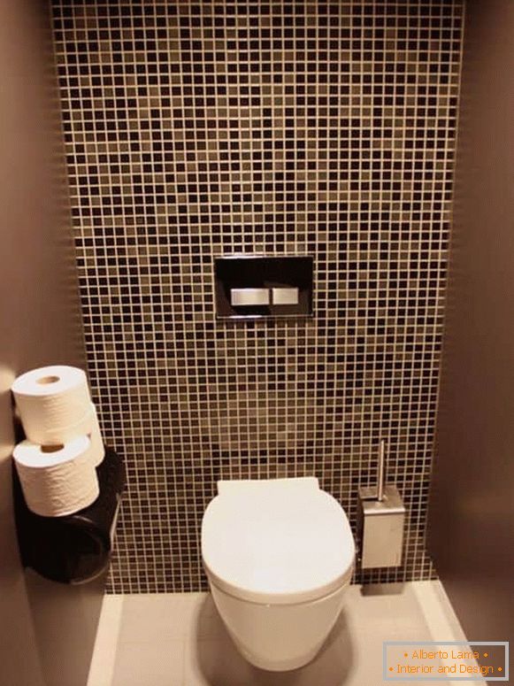 Combinația de pereți cu dale și pictura într-o toaletă mică
