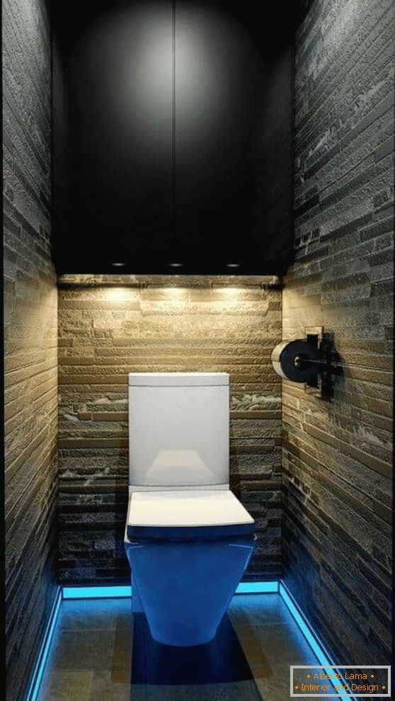 Iluminarea originală într-o toaletă mică cu dulap agățat
