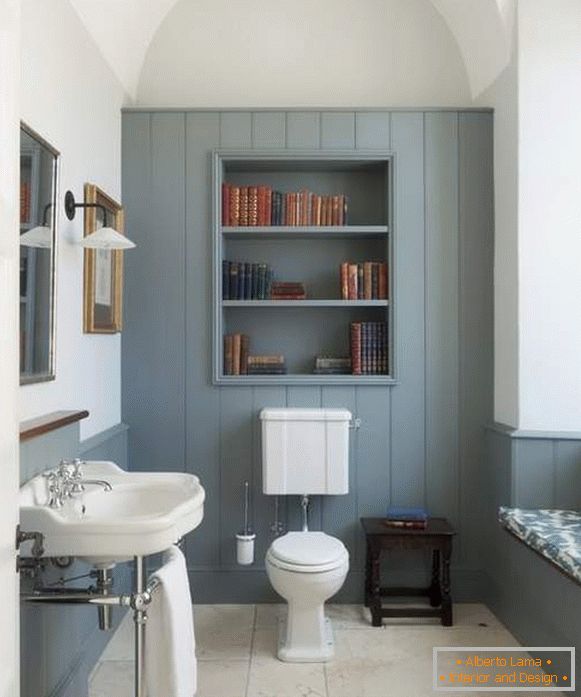 Design frumos de toaletă cu dulap deasupra toaletei într-o casă privată