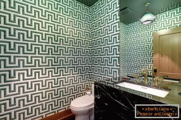 Interiorul de toaletă luxos cu tapet verde și marmură