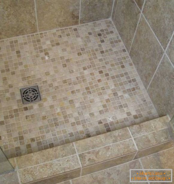 Cabină de duș с мозаикой на полу