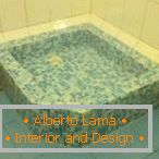 Albastru mozaic în designul dușului