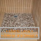 Mozaic pe podea în duș