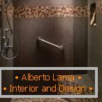 Tigla brună și mozaic în proiectarea cabinei de duș