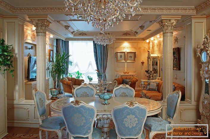 Sufrageria luxoasă este decorată în stil baroc.