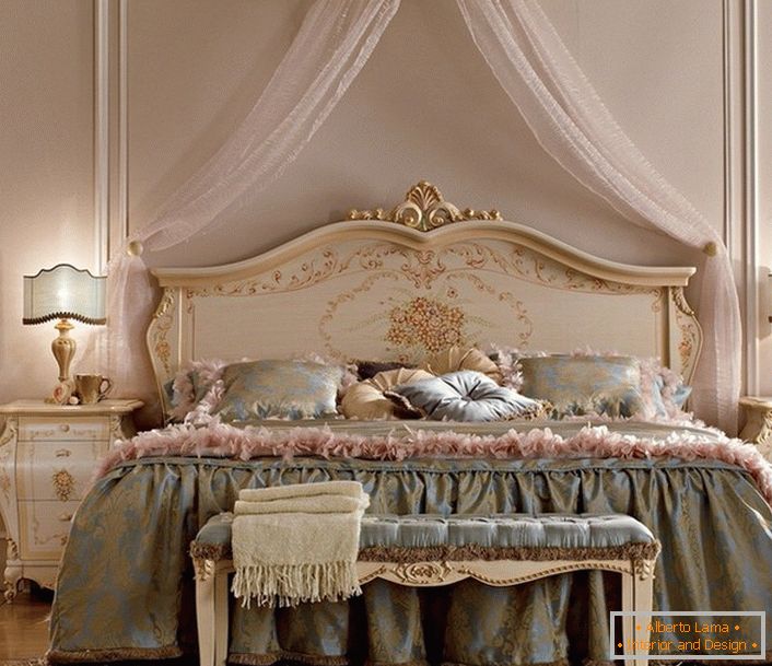O baldachin ușor deasupra patului face atmosfera în cameră confortabilă și romantică.