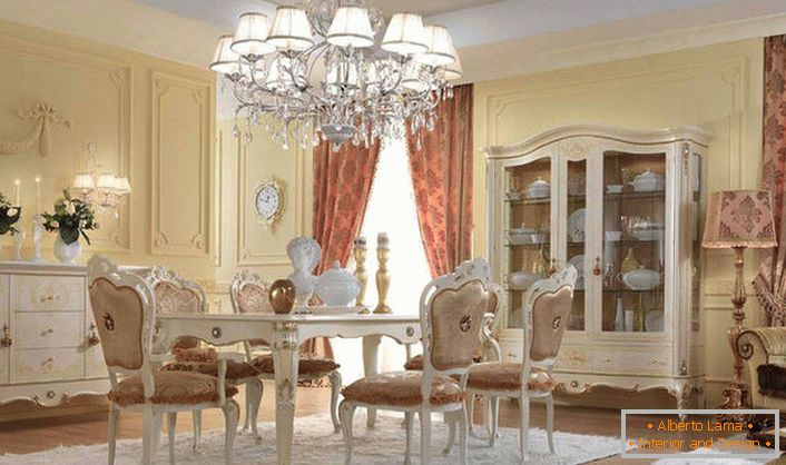 Interiorul camerei de zi elegant este realizat în stil baroc.