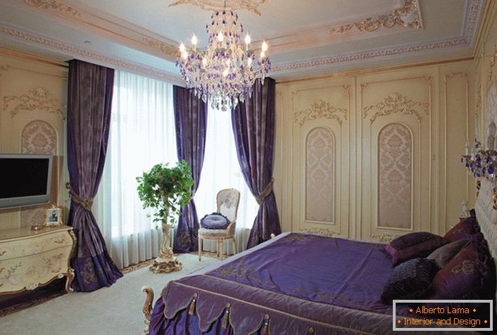 Pentru a proiecta un dormitor în stil baroc, designerul a folosit accente violet închise.