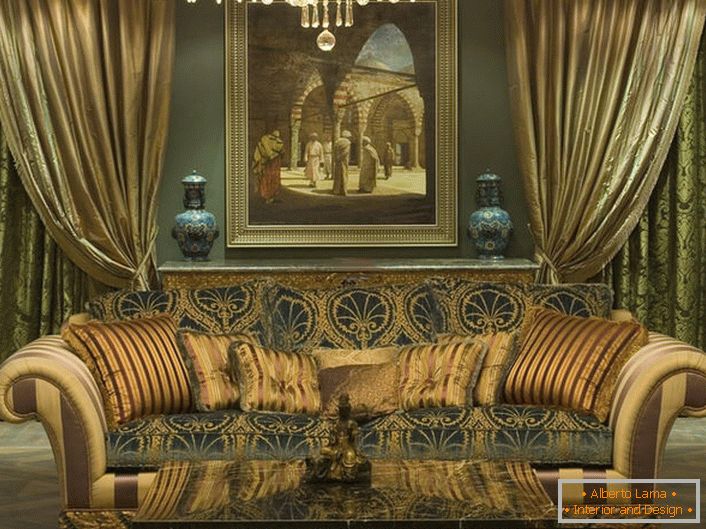 O canapea elegantă, cu tapițerie moale, este decorată cu perne de diferite dimensiuni, în conformitate cu stilul barocului.