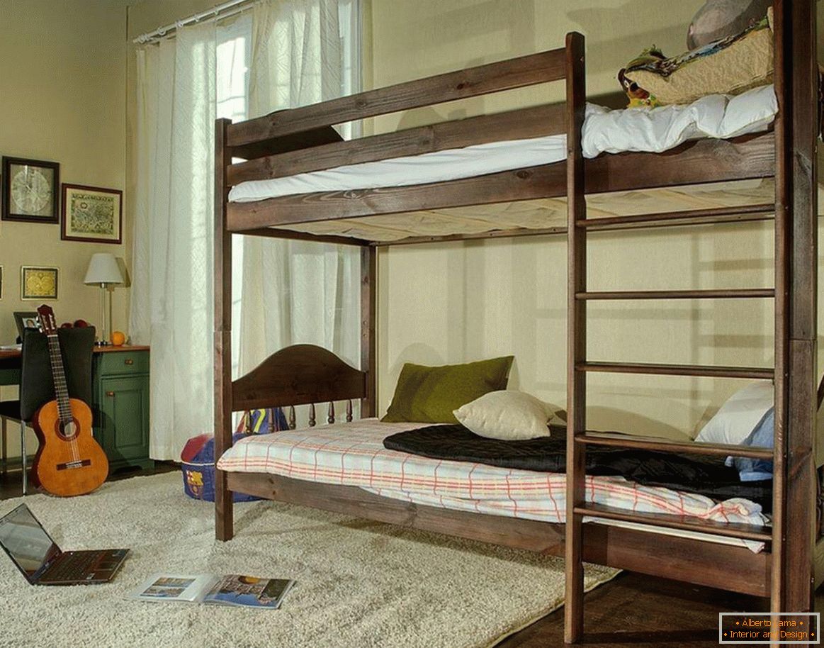 O cameră pentru un adolescent cu un pat supraetajat din lemn