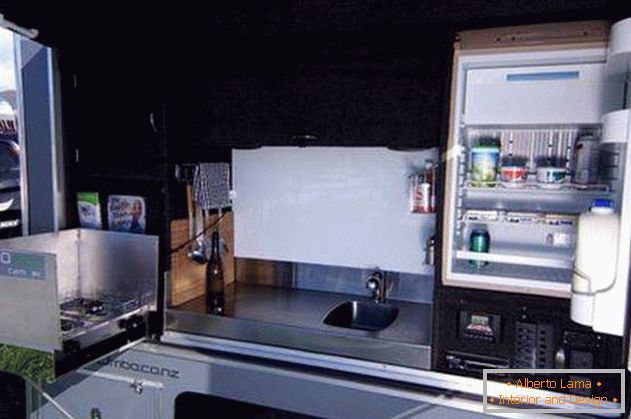 Mini-casa pe roți: bucătărie cu frigider