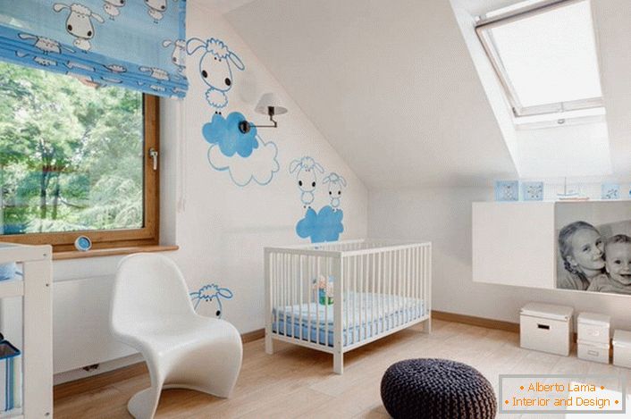 Designul interior al camerei pentru copii în stil scandinav este interesant cu designul creativ al zidurilor. Desene-autocolante - o opțiune potrivită pentru decorarea copiilor.