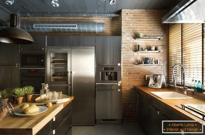 Spațiu de bucătărie în stil loft. Exemplul corect al unei organizări funcționale - pervazul ferestrei este implicat în zona de lucru.