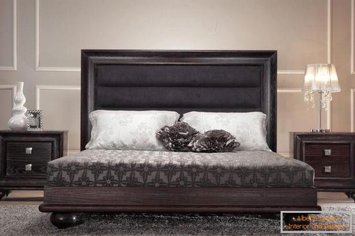 Un pat de wenge cu o căptușeală moale mare este o soluție neobișnuită și creativă pentru un apartament urban obișnuit.