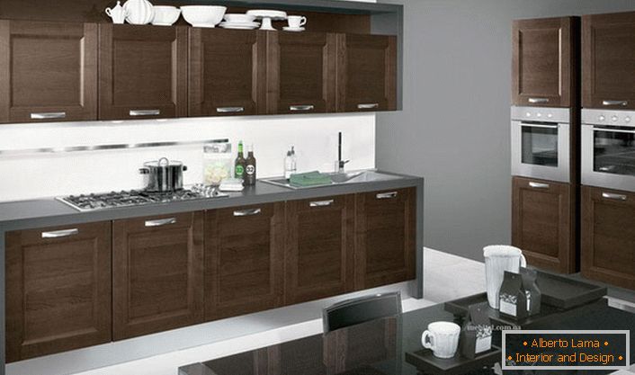 Pentru o bucătărie elegantă este mobila aleasă corect. Suita funcțională Wenge nu numai că arată atractivă, ci și funcțională și practică. 