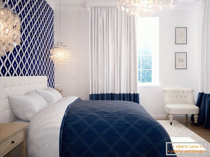 Dormitorul în stil mediteranean este caracterizat printr-un design cu cheie redusă. Combinația avantajoasă de culori albe și albastre atrage motive de mare și se stabilește pentru odihnă.