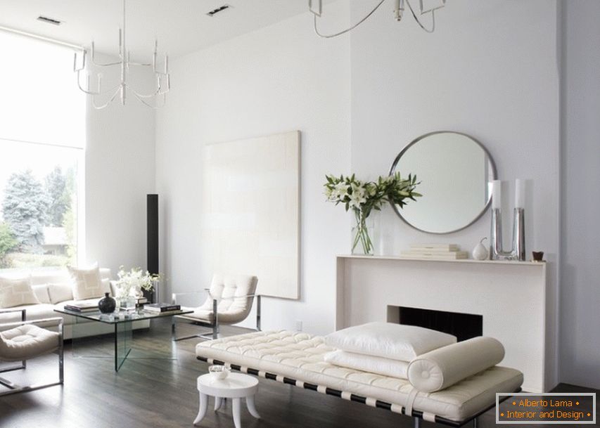 Designul laconic și restrâns al salonului de stil minimalist în casa țării a faimosului artist francez.