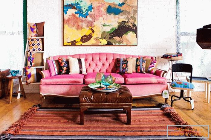 Sala de oaspeți în casa unei persoane creative. Stilul eclectic este ideal pentru personalitățile neobișnuite care iubesc culorile luminoase.