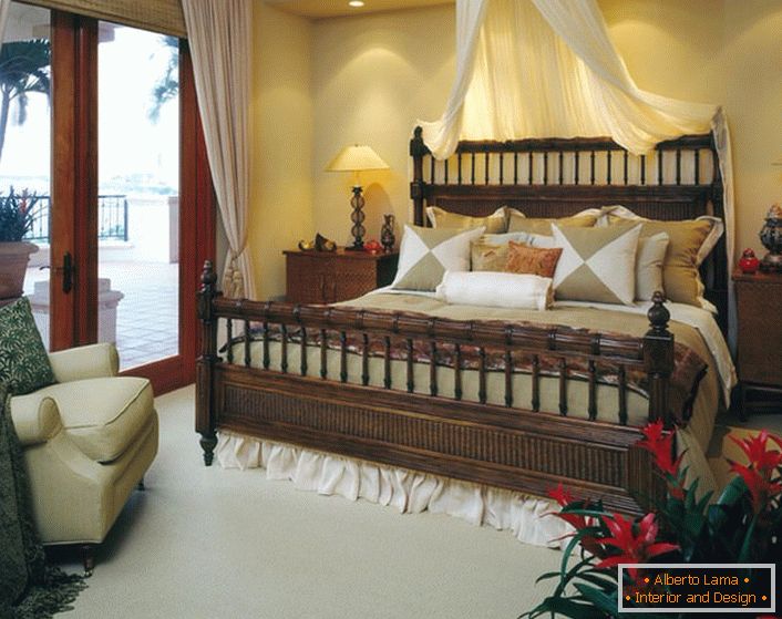 Pat luxos în dormitor în stilul eclectismului. Baldachinul deasupra patului, perdelele luminoase de pe ușile care duc spre verandă fac camera confortabilă și romantică. 