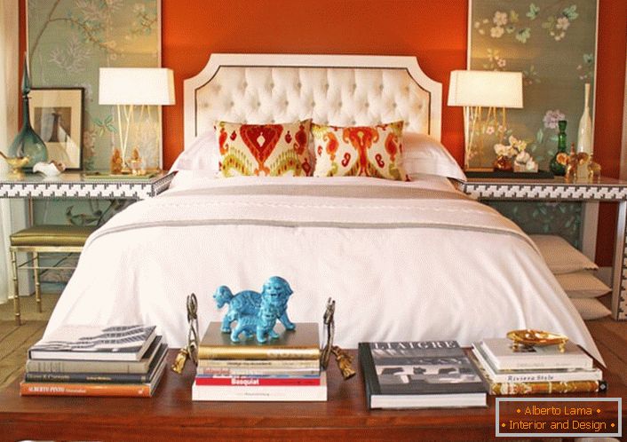 Luminos interior în stil eclectic pentru un dormitor. Griul dimensional în finisaj este combinat cu succes cu o culoare portocalie contrastantă.