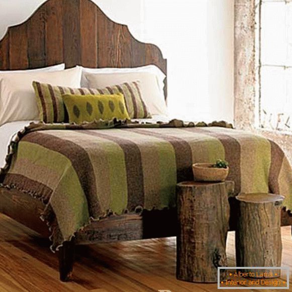 Noptiere de lemn din dormitor