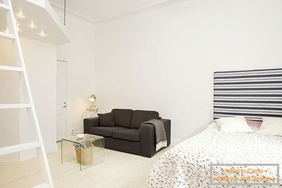 Interiorul unui dormitor confortabil și apartament în Suedia