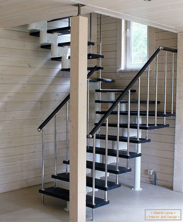Versiunea optimă a unei scări modulare elegante pentru o casă construită din lemn deschis.