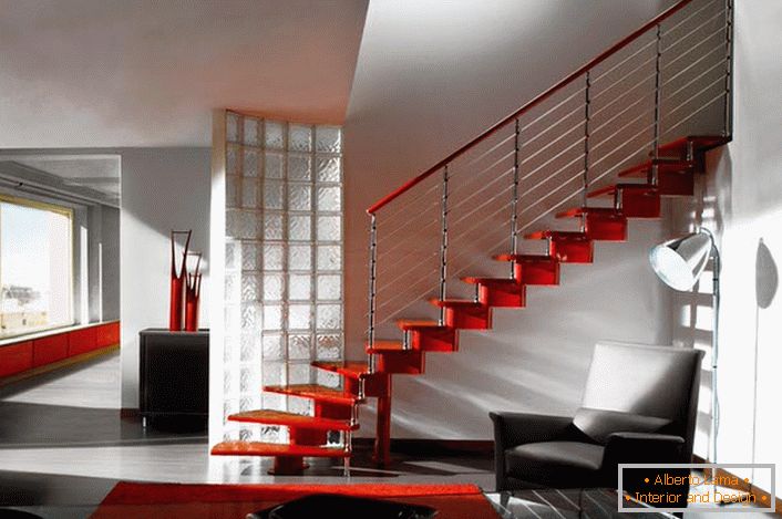 Un exemplu elegant de zbor de scari pentru interiorul casei în stilul high-tech. Dacă doriți, puteți pune un alt suport în mijlocul intervalului.