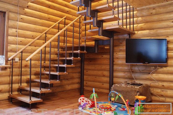 O scară modulară convenabilă pentru toate generațiile locuitorilor casei. Design elegant, ușor, economisește spațiu în casă și se asamblează rapid.