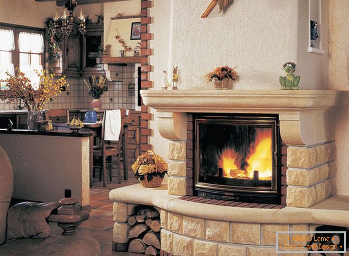 Un șemineu confortabil, ușor, cu un incendiu modern și o sticlă rezistentă la căldură. Rafturi pe șemineu pentru memorabile și fotografii de familie.