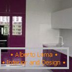 Proiectarea unei bucătării albe și violete cu o fereastră