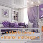 Cameră de zi cu canapea purpurie