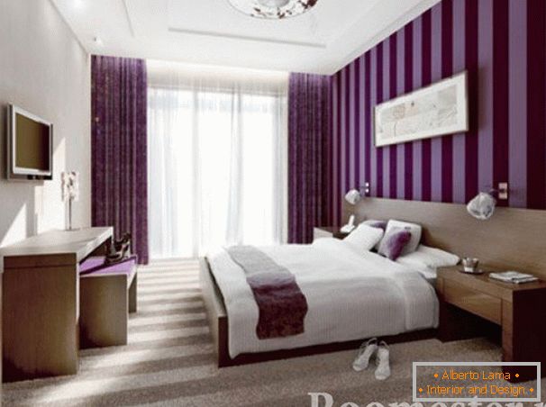 Dormitor cu tapet în dungi violet