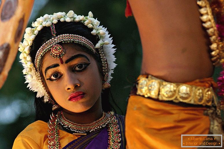 Fata în costume naționale indiene