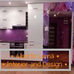 Combinația de mobilier alb și un șorț violet