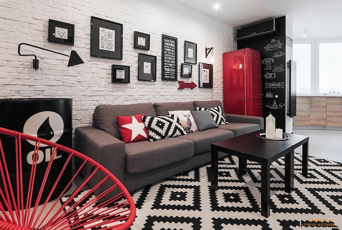 Elementele decorului roșu într-un apartament studio alb-negru